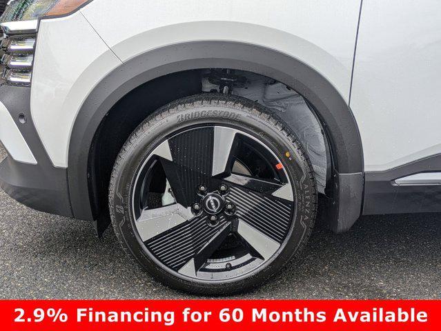 Photo of 2025 Aspen White Tricoat Nissan Kicks