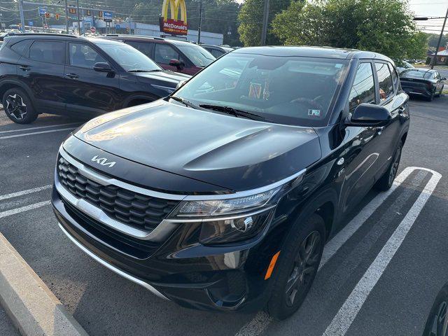 Photo of 2022 Cherry Black Kia Seltos