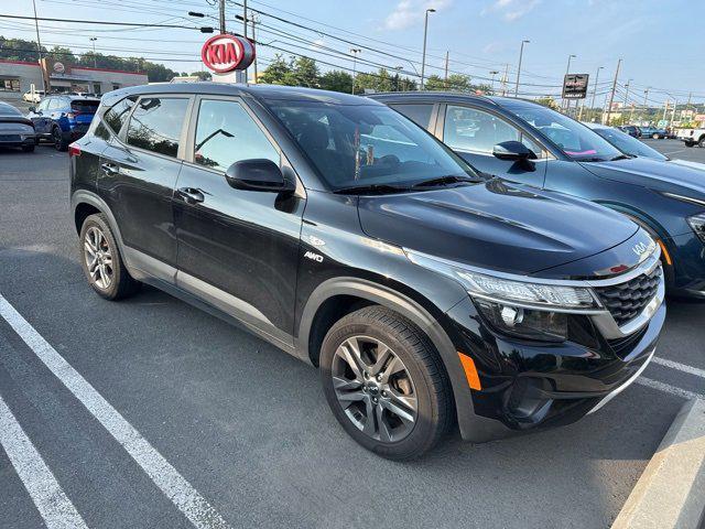 Photo of 2022 Cherry Black Kia Seltos