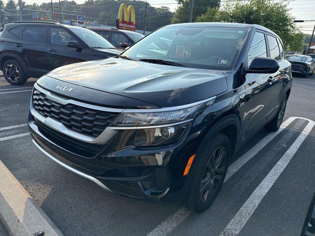 Photo of 2022 Cherry Black Kia Seltos
