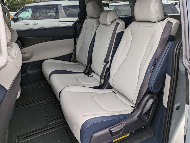Photo of 2025 Ivory Silver Kia Carnival Hybrid