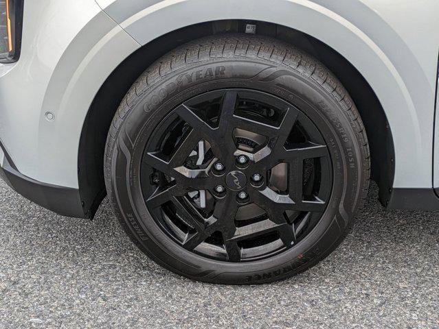 Photo of 2025 Ivory Silver Kia Carnival Hybrid