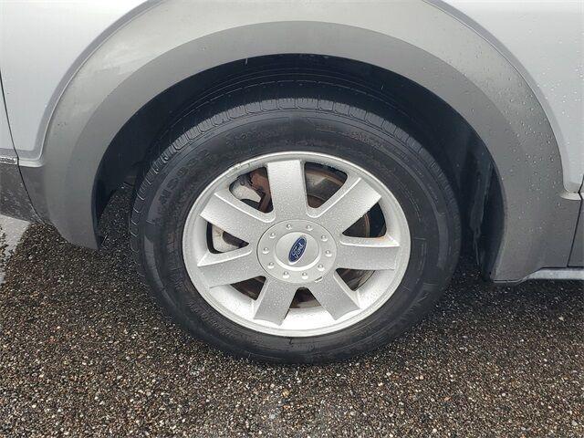 Photo of 2005 Silver Frost Clearcoat Metallic Ford Freestyle