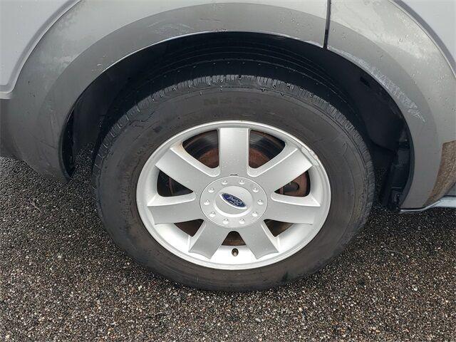 Photo of 2005 Silver Frost Clearcoat Metallic Ford Freestyle