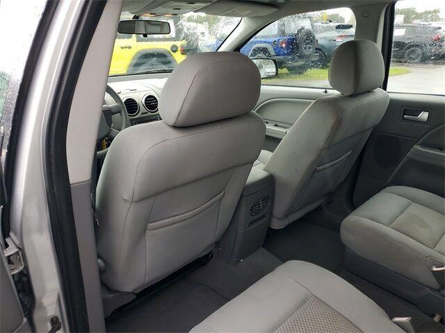 Photo of 2005 Silver Frost Clearcoat Metallic Ford Freestyle