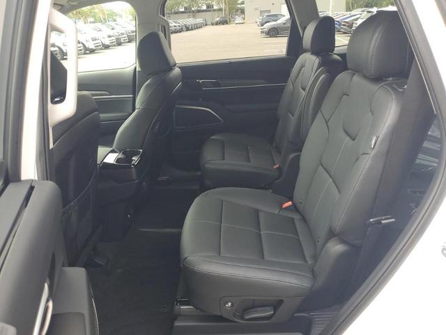 Photo of 2025 Glacial White Pearl Kia Telluride
