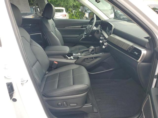 Photo of 2025 Glacial White Pearl Kia Telluride