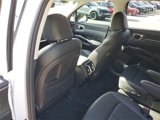 Photo of 2022 Glacial White Pearl Kia Sorento