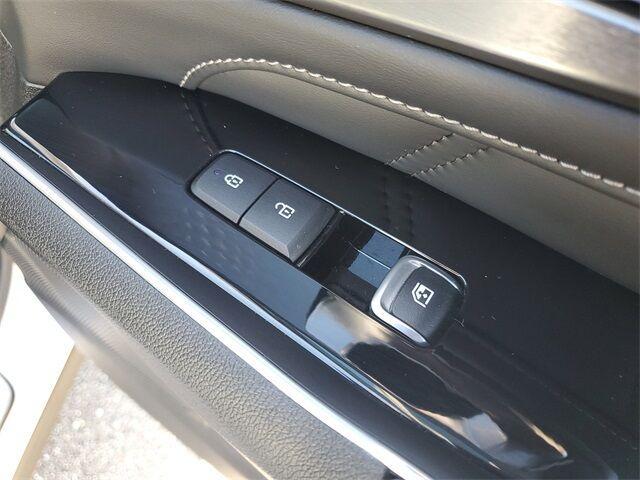 Photo of 2022 Glacial White Pearl Kia Sorento