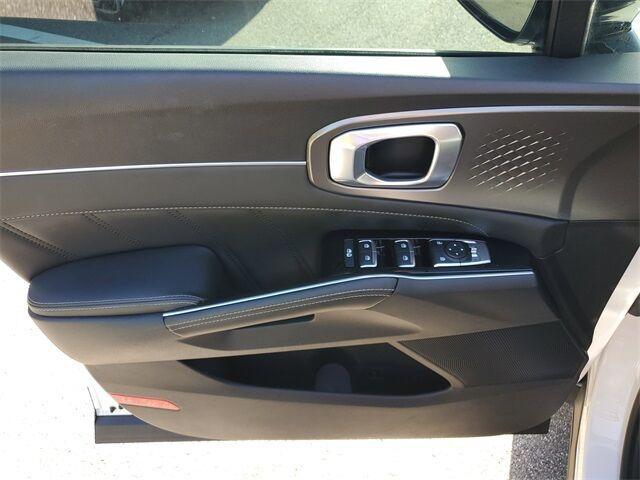 Photo of 2022 Glacial White Pearl Kia Sorento
