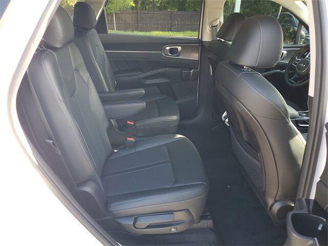 Photo of 2022 Glacial White Pearl Kia Sorento