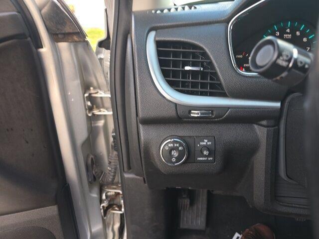 Photo of 2015 Silver Ice Metallic Chevrolet Traverse