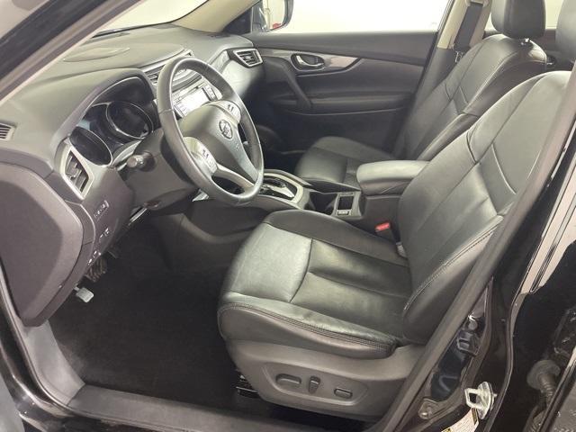 Photo of 2015 Super Black Nissan Rogue