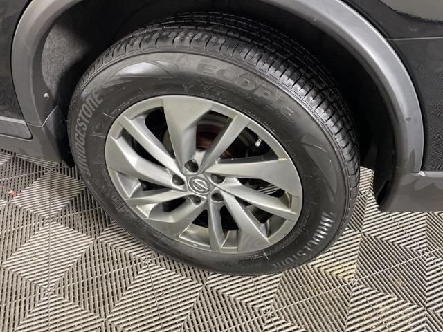 Photo of 2015 Super Black Nissan Rogue