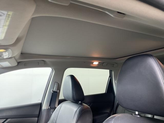 Photo of 2015 Super Black Nissan Rogue