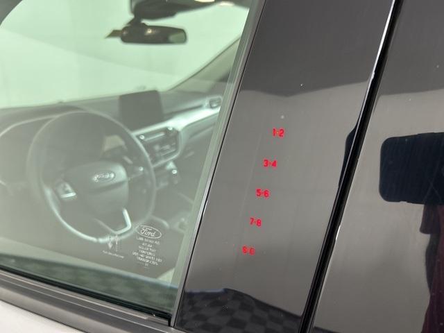 Photo of 2021 Iconic Silver Metallic Ford Escape