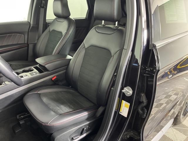 Photo of 2022 Agate Black Metallic Ford Edge