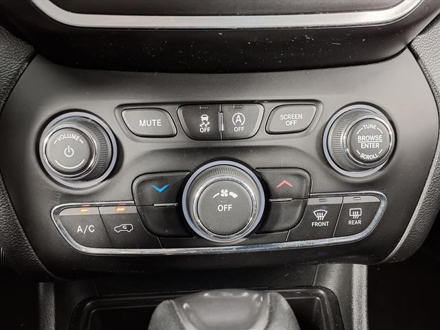 Photo of 2019 Velvet Red Pearlcoat Jeep Cherokee
