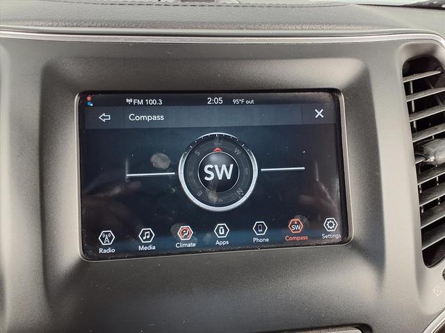 Photo of 2019 Velvet Red Pearlcoat Jeep Cherokee