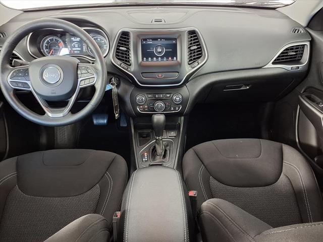 Photo of 2019 Velvet Red Pearlcoat Jeep Cherokee
