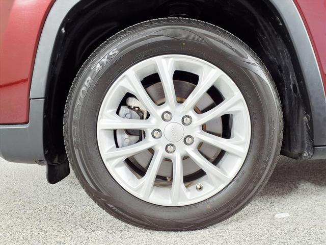Photo of 2019 Velvet Red Pearlcoat Jeep Cherokee