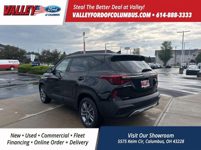 Photo of 2023 Cherry Black Kia Seltos