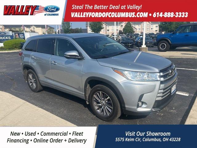 Photo of 2017 Silver Toyota Highlander