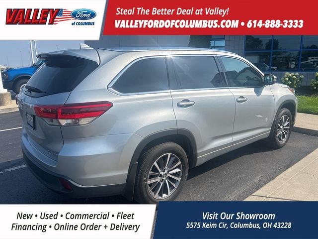 Photo of 2017 Silver Toyota Highlander