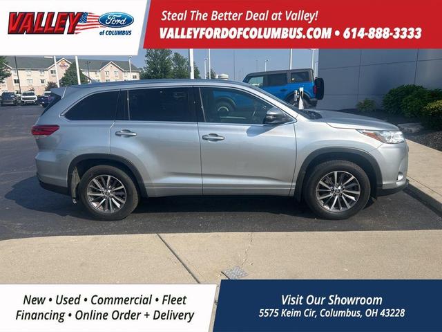 Photo of 2017 Silver Toyota Highlander