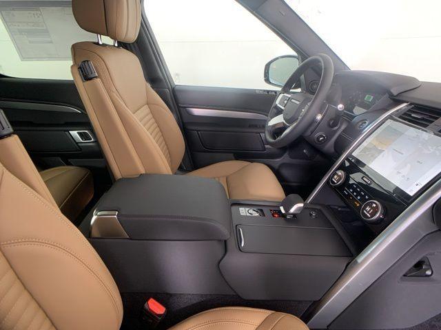 Photo of 2025 Santorini Black Land Rover Discovery