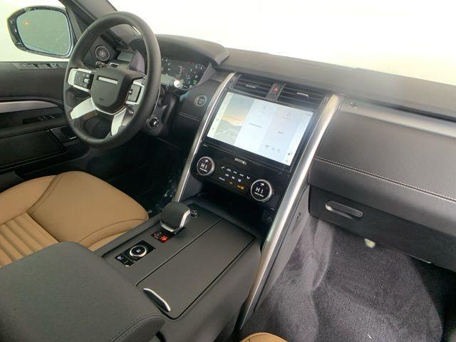 Photo of 2025 Santorini Black Land Rover Discovery