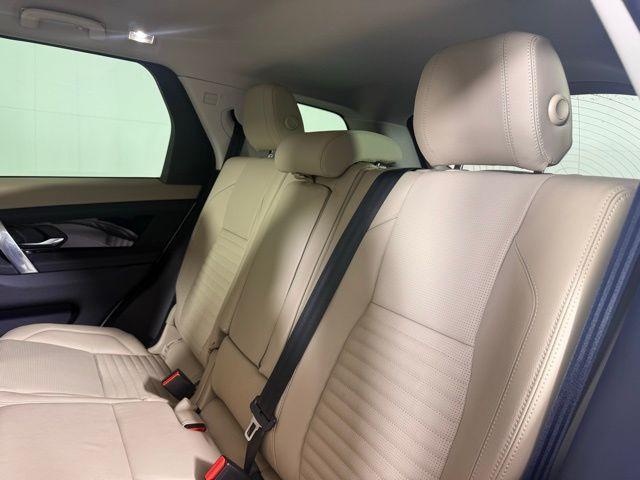 Photo of 2021 Fuji White Land Rover Discovery Sport