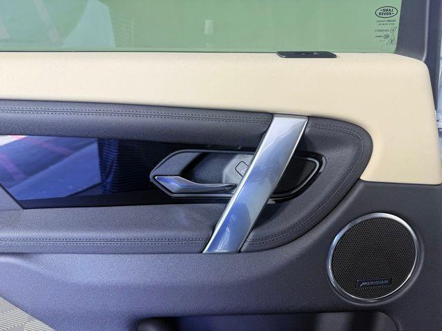 Photo of 2021 Fuji White Land Rover Discovery Sport