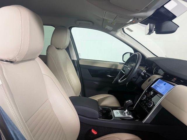Photo of 2021 Fuji White Land Rover Discovery Sport