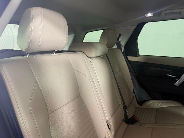 Photo of 2021 Fuji White Land Rover Discovery Sport