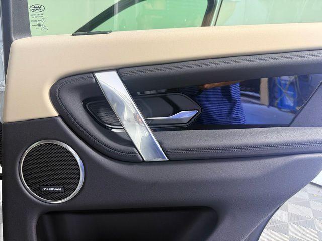Photo of 2021 Fuji White Land Rover Discovery Sport