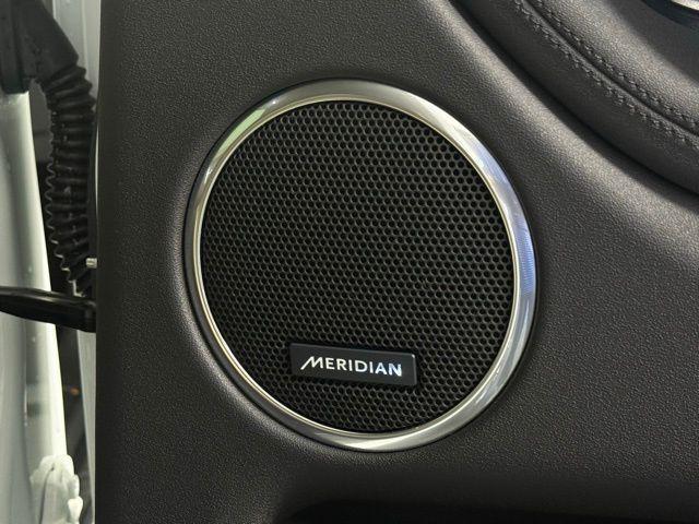 Photo of 2021 Fuji White Land Rover Discovery Sport