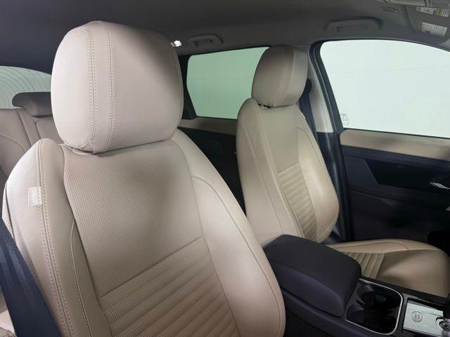 Photo of 2021 Fuji White Land Rover Discovery Sport