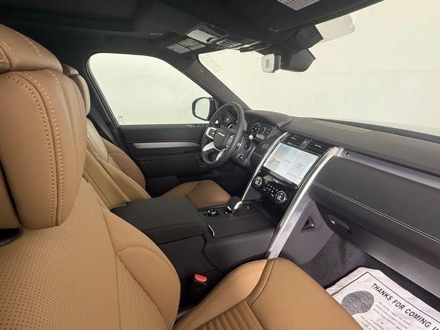 Photo of 2025 Santorini Black Land Rover Discovery