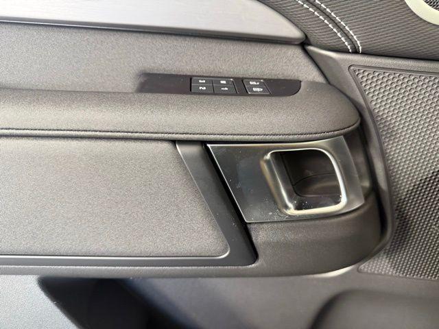 Photo of 2025 Santorini Black Land Rover Discovery
