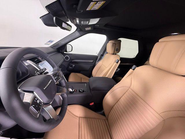 Photo of 2025 Santorini Black Land Rover Discovery