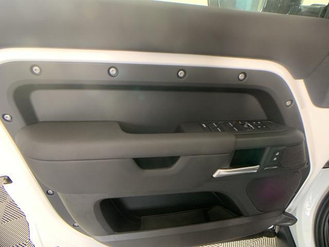 Photo of 2025 Fuji White Land Rover Defender