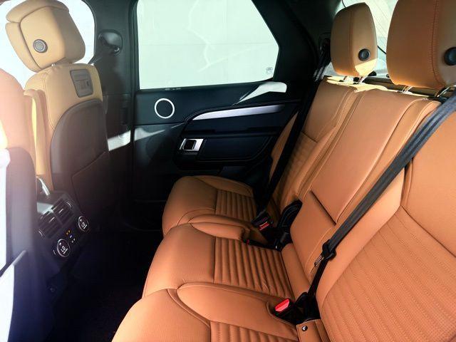 Photo of 2025 Santorini Black Land Rover Discovery
