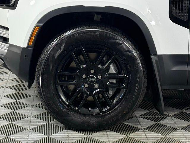Photo of 2025 Fuji White Land Rover Defender