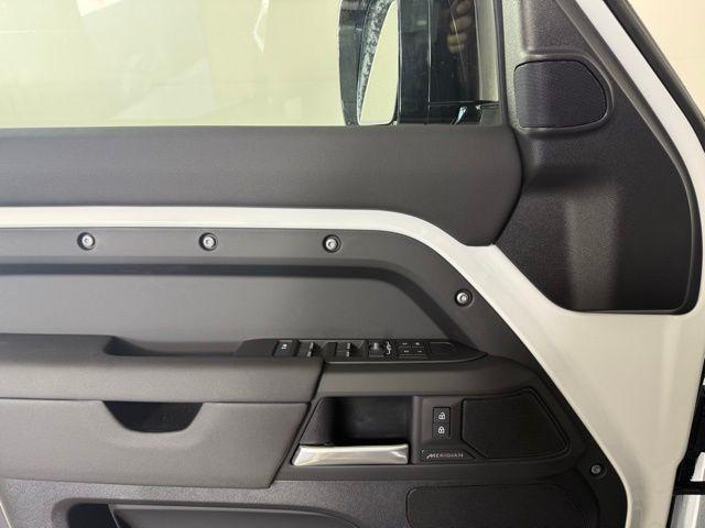 Photo of 2025 Fuji White Land Rover Defender