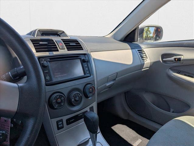 Photo of 2013 Super White Toyota Corolla