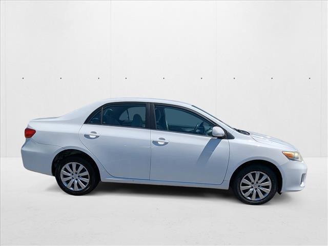 Photo of 2013 Super White Toyota Corolla
