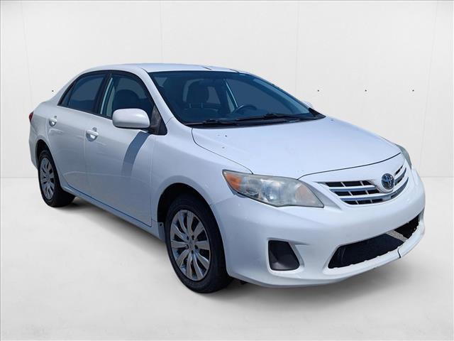 Photo of 2013 Super White Toyota Corolla