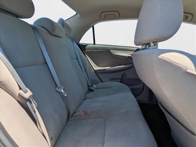 Photo of 2013 Super White Toyota Corolla