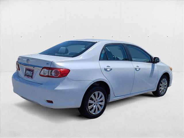 Photo of 2013 Super White Toyota Corolla